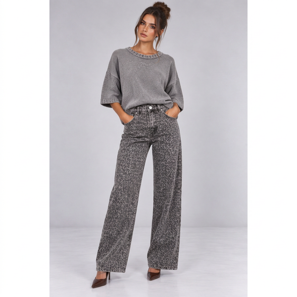 Γκρι leopard denim, ολόσωμη φωτογραφία σε τετράγωνο πλαίσιο